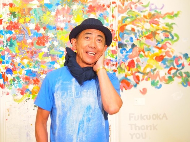福岡で新しい息吹を吹き込んだ絵画「感謝」の前で語る木梨憲武。“FUKUOKA Thank YOU”のサインは必見！