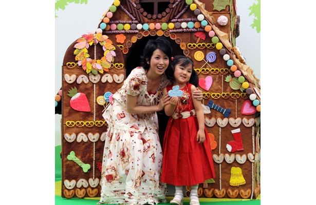 自由が丘駅前に突如として現れた「お菓子の家」。除幕式には、タレントの西村知美さんと娘の咲々ちゃんもかけつけた