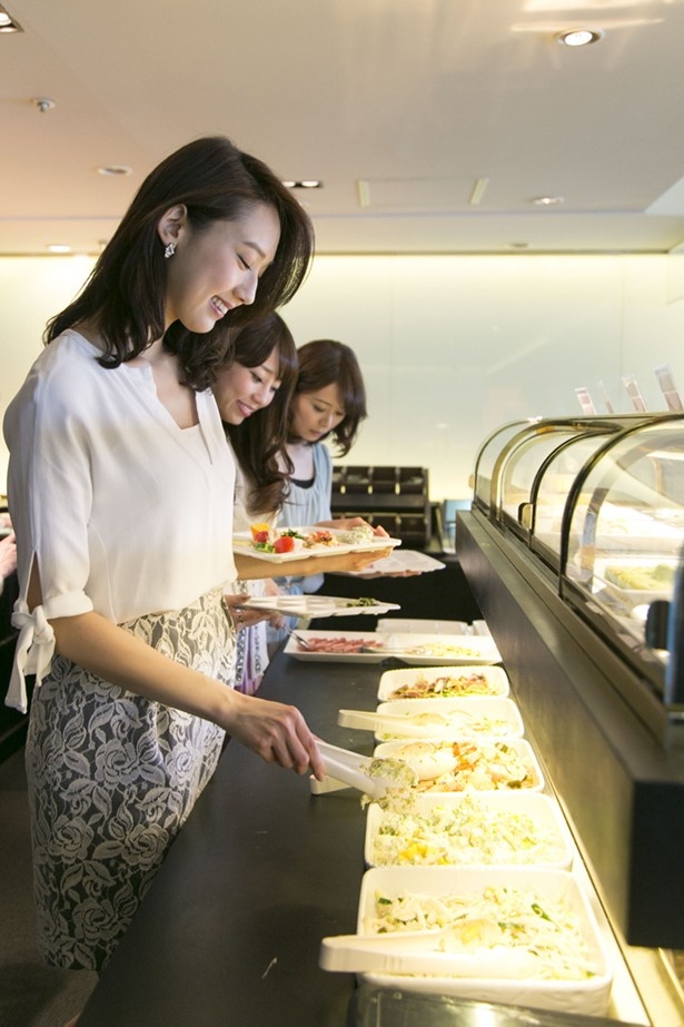 旬の味覚も味わえるバラエティに富んだブッフェ料理。日替りメニューも楽しめ、スイーツも充実。ソフトドリンクも飲み放題