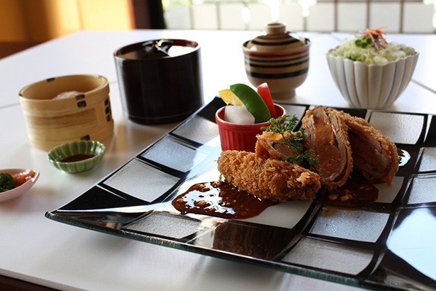 「フォワグラとんかつ」の他に、今日の一品、ご飯、赤出し、キャベツ、香の物がセットになった「フォワグラとんかつ膳」(税抜1980円)