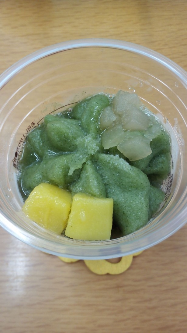 【写真を見る】ヘルシーな味わいの「ウチカフェフラッペ グリーンスムージー」