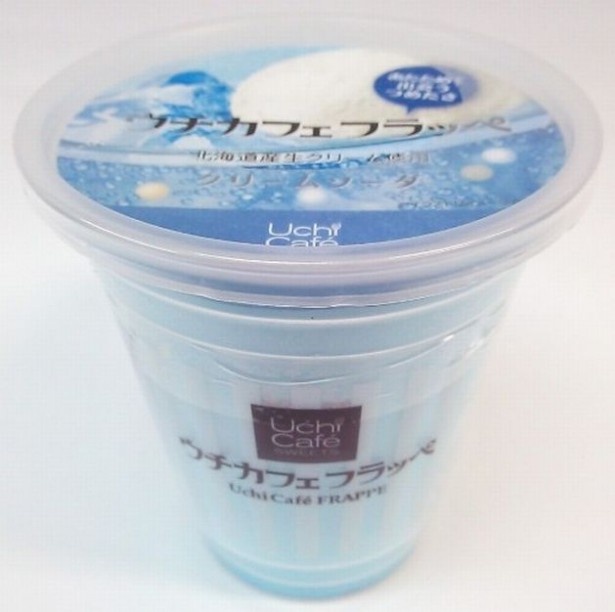 4色のラムネが入ったソーダ風味のみぞれに、ミルクアイスとパイン、ミカンをのせた「ウチカフェフラッペ クリームソーダ」(190円)