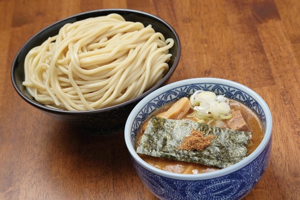 【写真を見る】看板メニューのつけ麺(730円)。並・中・大の麺盛りは同一代金(特大はプラス100円)