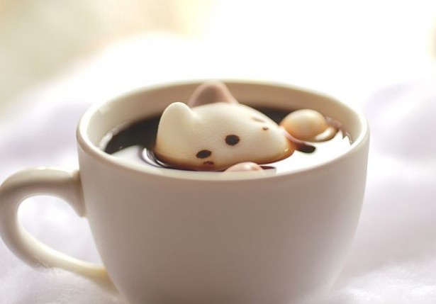 【写真を見る】カップから覗くネコがキュート！「cafe cat」(税抜860円)は、コーヒーや紅茶に浮かべるのがおすすめ