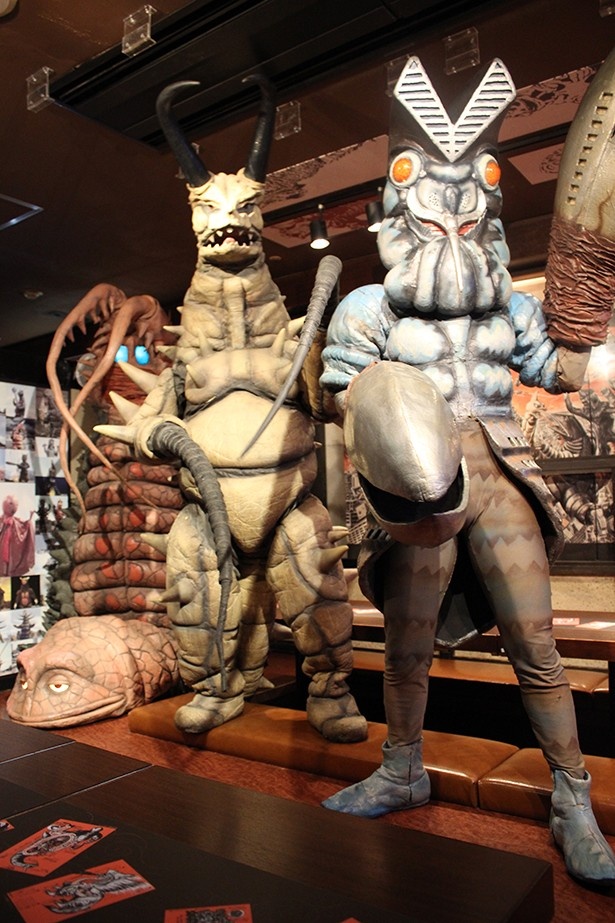 プレス向け内覧会には、店長のバルタン星人とともに、怪獣グドン、ツインテールも登場した