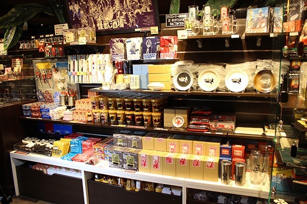 グッズコーナーには、ここだけの限定商品が満載。店内で使用している取り皿も販売している