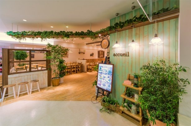 緑の装飾が居心地の良い空間を演出する、マルイシティ横浜店。爽やかな雰囲気の中、ティータイムを楽しめる