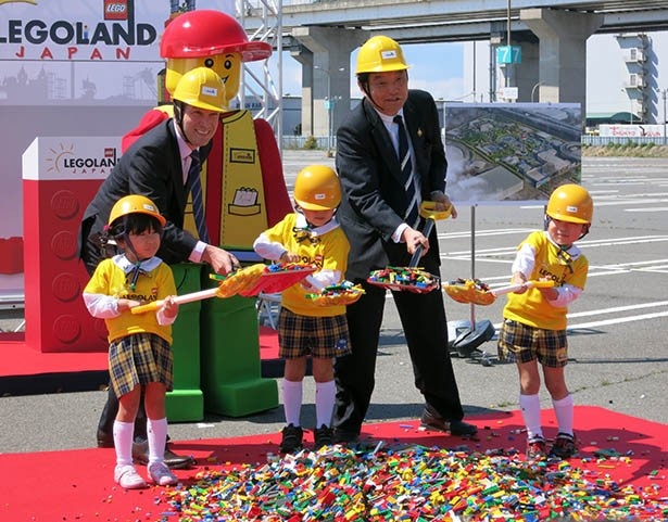 【写真を見る】幼稚園児とレゴブロックの山にスコップを入れるニック・バーニーCEOと河村たかし名古屋市長