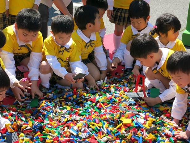 レゴブロックで遊ぶ幼稚園児たち