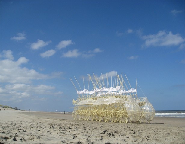 4月24日(金)～5月6日(水)、オランダの彫刻家・物理学者であるテオ・ヤンセン氏によるアート作品「ストランドビースト」が二子玉川の風を受けて動く
