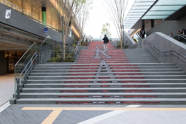 二子玉川駅を出ると、イルミの美しい階段がお出迎え！
