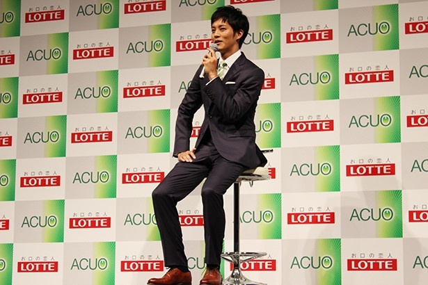 新CMでは、前回の新入社員から、ちょっと先輩になった印象で演じた松坂。監督からも「先輩風を吹かせて」という指示を受けたという
