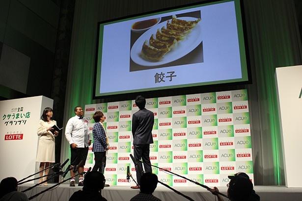 マテンロウのおすすめは餃子。「僕の母国の料理ですね」と、東京都板橋区出身で実家が寿司屋のアントニーは得意のギャグを披露