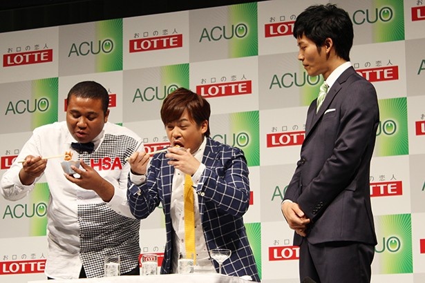 松坂のおすすめ、キムチ納豆を食べるマテンロウの2人。「さっきサンドイッチを食べましたが、白いご飯が欲しいです」