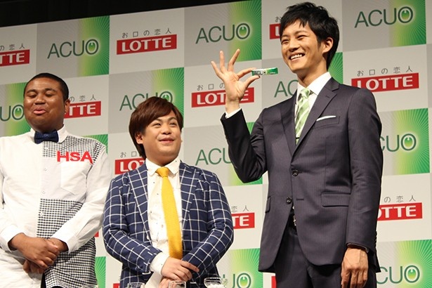 胸ポケットから颯爽と「ACUO」を取り出す松坂。どれぐらい息がスッキリしたか、マテンロウの2人に息を吹きかけてチェック！