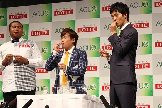 【写真を見る】“クサうまい料理”を食べた後は、「ACUO」で口の中もすっきり。マテンロウのアントニーは「僕、松坂桃李さんと同じ息してますよ！」とアピール