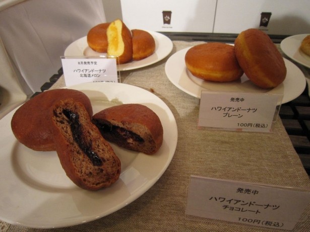 【写真を見る】「ハワイアンドーナツ」シリーズ(各100円)は店内で揚げている。砂糖を自分でまぶして食べるユニーク商品