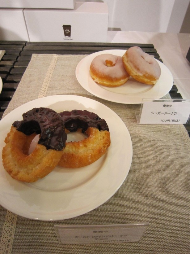 「オールドファッションドーナツチョコ」(写真手前、100円)と「シュガードーナツ」(同奥、100円)。コーヒーにぴったりの味わい！