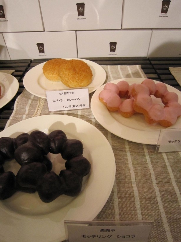 「モッチリングショコラ」(写真手前、100円)、「モッチリングいちご」(同中、100円)、「スパイシーカレーパン」(同奥、120円予定)。それぞれ、食感にこだわっている