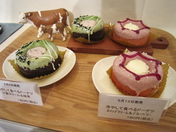 ドーナツ専用什器の商品以外でも、新作ドーナツが登場。5月発売の「冷やして食べるドーナツ」シリーズの2種類