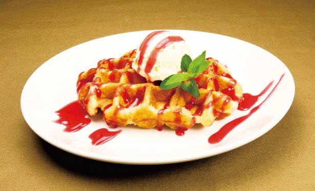 スイーツも充実！本場のワッフル「ストロベリーソース」(600円)