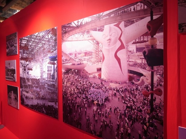 大阪万博開催当時（1970年）の太陽の塔を写真パネルで見ることができる