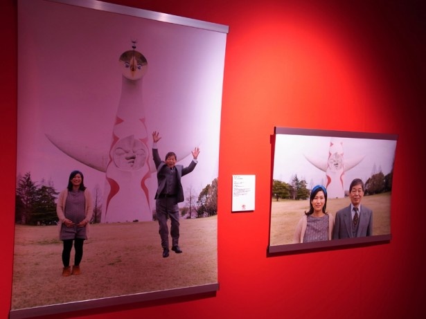 写真家の青山裕企氏の作品「むすめと！ソラリーマン 太陽の塔 ver.　大阪府・里井父娘（72）（39）」