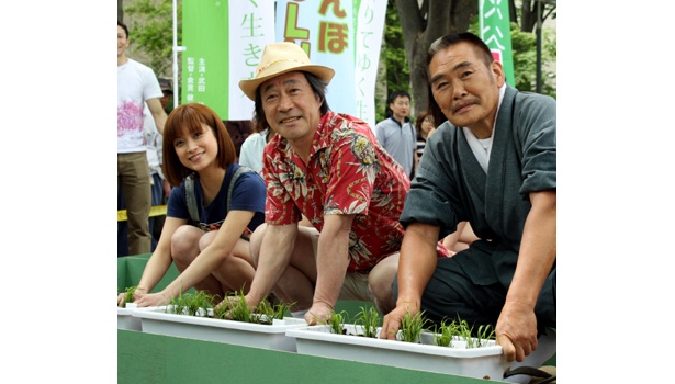 渋谷に田んぼが！植えたのはこの人！武田鉄矢さん（中）、刈谷俊介さん（右）、大谷充保さん（左）