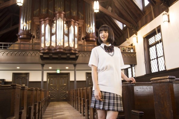【写真を見る】大人っぽい表情を見せる広瀬すず。明治学院大学・白金キャンパス内のチャペルで撮影