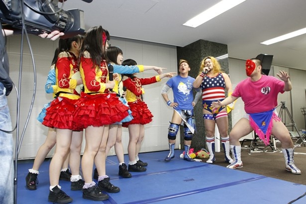 仮面女子のパフォーマンス中、楽屋に置いてあったという赤仮面をつけて乱入するDTTのユニット「ほもいろクローバーZ」