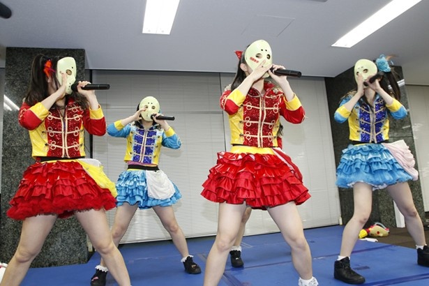 スタッフから予備の仮面を渡され、オリコン1位を獲得した曲「元気種☆」を披露