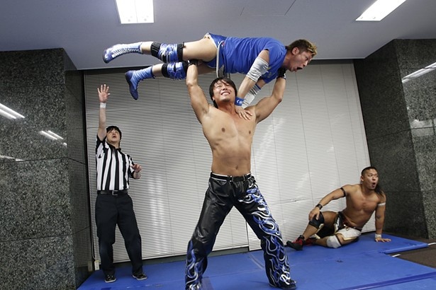 ステージ横にはマットが設けられ、幾度となくパフォーマンスが行われた