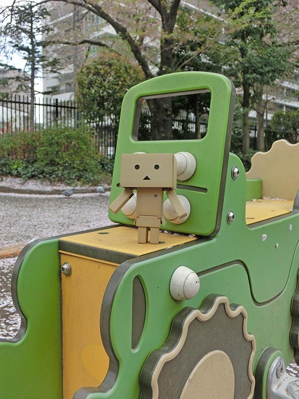 アクションフィギュア「完全変形ダンボー」(3200円)が、公園へおでかけ。「ダンボーさーん、目線お願いしまーす！」