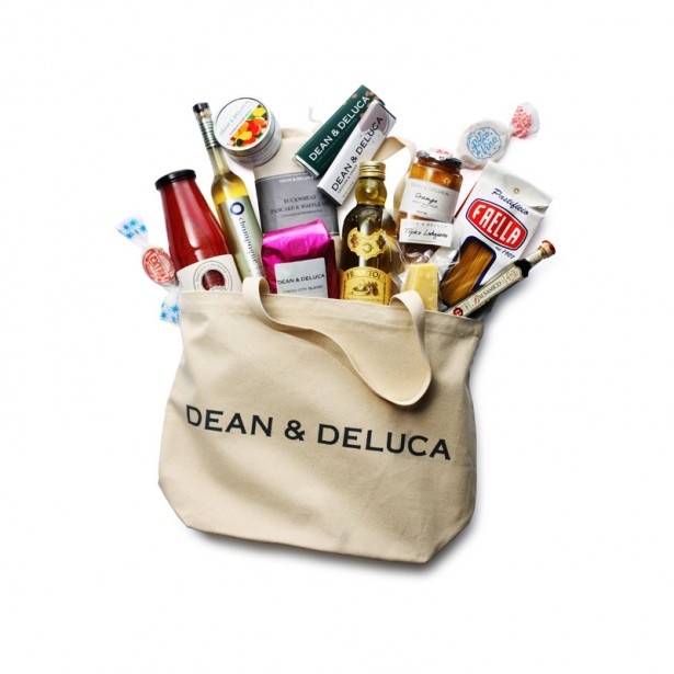 【写真を見る】DEAN ＆ DELUCAのトートバッグはゲットしたいアイテム！九州の食材をアメリカン、イタリアン、フレンチなど様々なスタイルの料理に仕上げるレストランにも注目