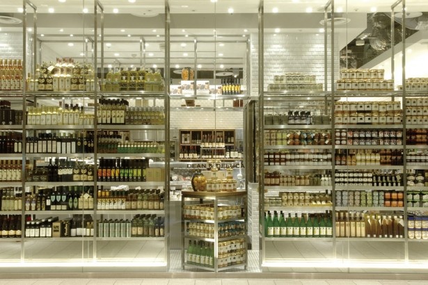 東京、大阪などで人気のDEAN ＆ DELUCAが九州初出店。日本最大の店舗面積で、ニューヨークの本店をほうふつとさせるスケールの大きさ