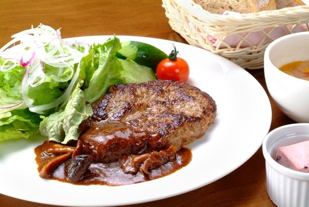 レストラン｢ザ キッチン K’s Garden｣より、“幻の黒毛和牛”はやきた鈴木牛を使った「ハンバーグステーキセット」(1800円)