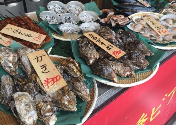 駅前で新鮮な魚介が味わえるビアガーデンだ
