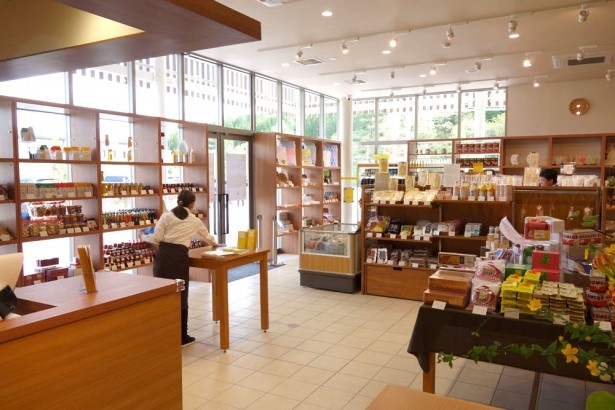 まちゆいショップには、個性豊かな食品が並んでいる