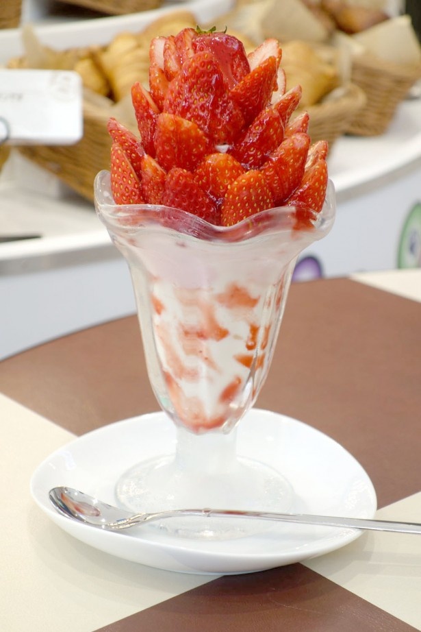 パフェ工房 青いクマの「苺づくしパフェ」(950円)