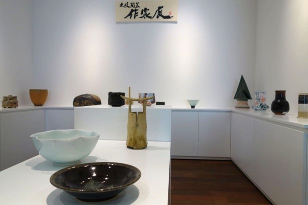 ギャラリーときでは、美濃焼を中心に陶器の世界を体験できる