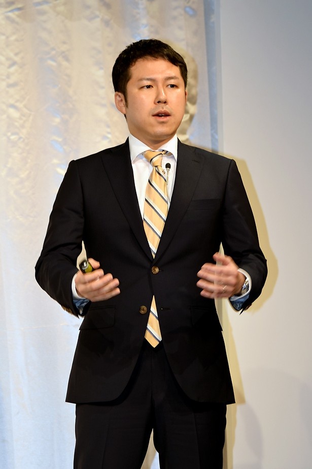 【写真を見る】発表会にて、ARUHIの企業理念について話す直海社長COO
