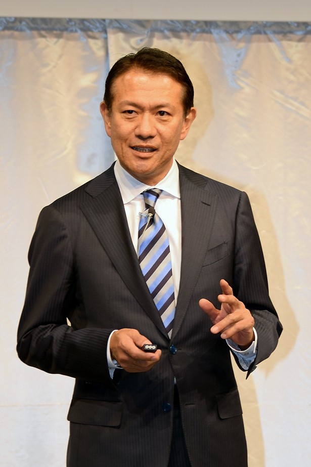 新たに打ち立てた3つのサービスについて話す浜田宏会長CEO