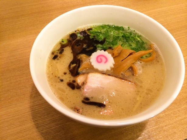 20時間かけて作ったクリーミーな豚骨スープは、オリジナルの中太ストレート麺との相性抜群な「ミラノとんこつラーメン(900円)」