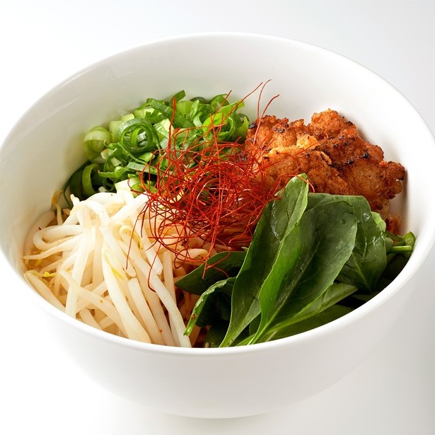 シャキシャキとした食感が楽しめる野菜とアルデンテの麺が唐辛子がふんだんに使われたタレにあう！辛さは3段階で選べる「ペペロンチーノ和え麺(880円)」