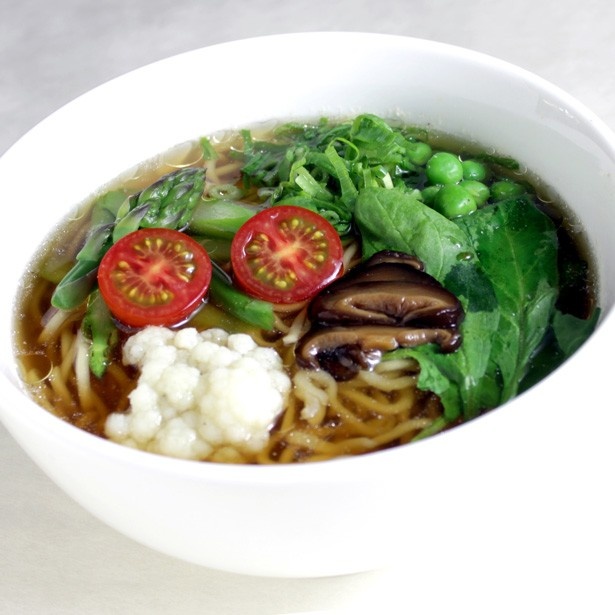 チャーシュウーなどの肉が入っていない野菜たっぷりでヘルシーな「ベジ醤油ラーメン(820円)」は女性にオススメ！