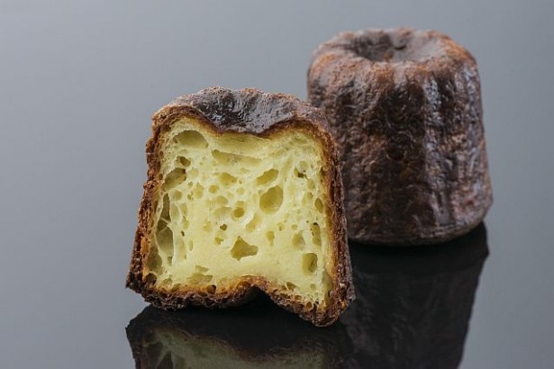 バニラとラムの香りが口いっぱいに広がる「カヌレ」(346円)。外はカリッと、中はふっくらと焼き上げ、ドミニク氏の洗練されたクオリティーが光る