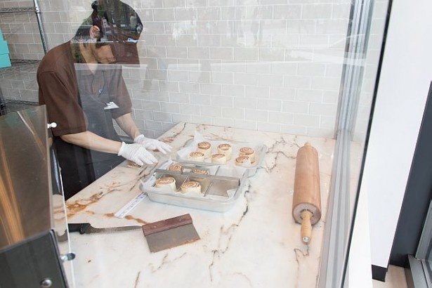 目の前で次々と作られるシナモンロール。店内にはシナモンの良い香りが漂う