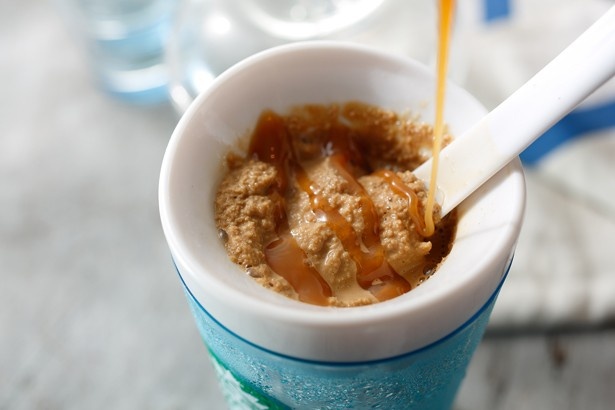 【写真を見る】仕上げにキャラメルソースをかければ、「ビターキャラメル＆コーヒー」の出来上がり！