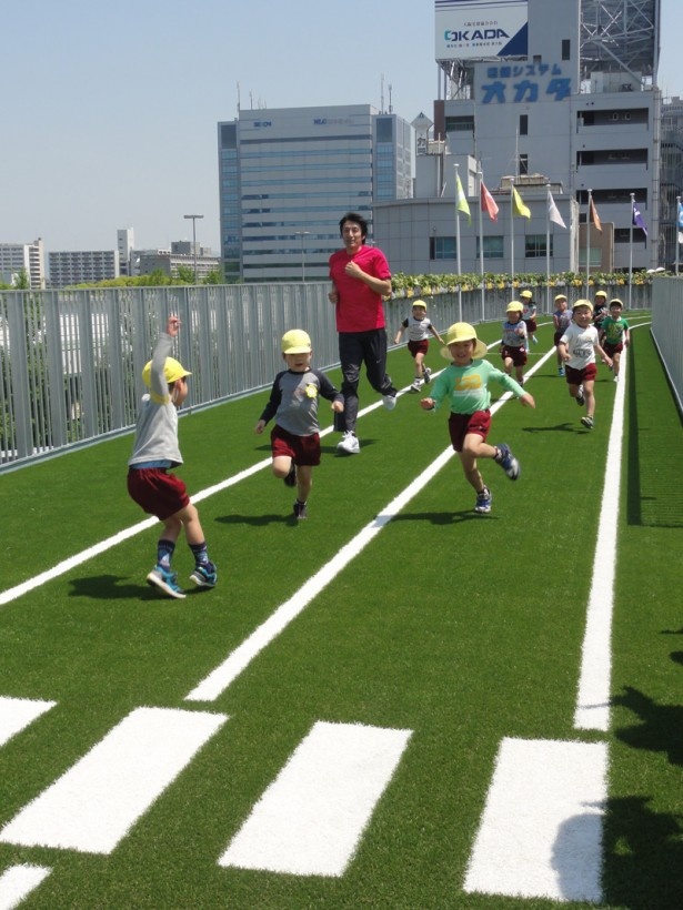 「エアトラック」で子どもたちもおおはしゃぎ