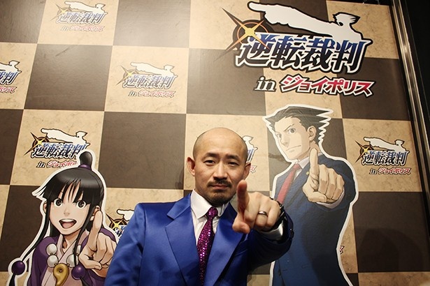 発表会で、成歩堂龍一の衣装をまとったセガの平魯隆導さん。カツラを取り、“サイバンチョバージョン”で決めのポーズ！
